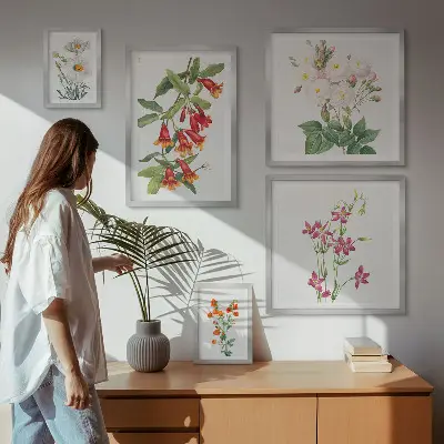 Zestaw obrazów w ramie do galerii ściennej z kwiatowymi motywami botanicznymi