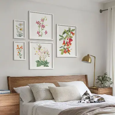 Zestaw obrazów w ramie do galerii ściennej z kwiatowymi motywami botanicznymi