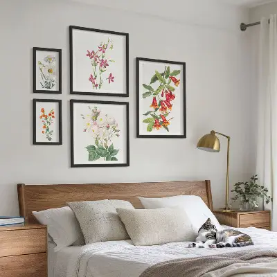 Zestaw obrazów w ramie do galerii ściennej z kwiatowymi motywami botanicznymi