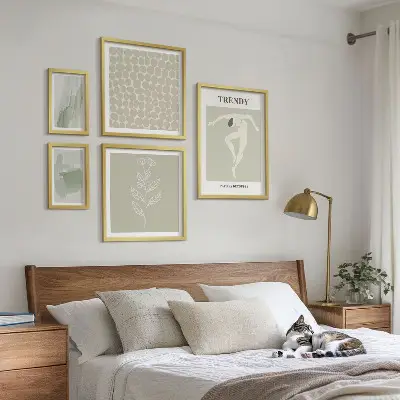 Zestaw obrazów w ramie do galerii ściennej ze stylowymi grafikami w zielonym motywie