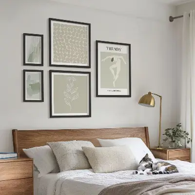Zestaw obrazów w ramie do galerii ściennej ze stylowymi grafikami w zielonym motywie