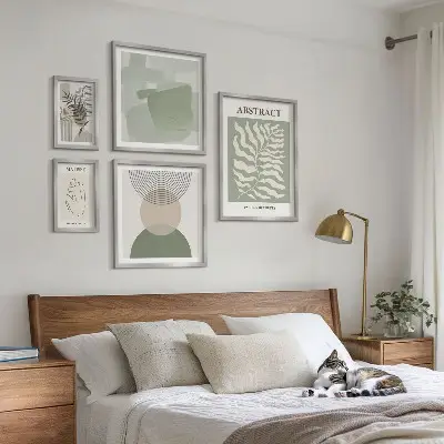Zestaw obrazów w ramie do galerii ściennej ze stylowymi kompozycjami roślinnymi