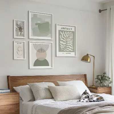Zestaw obrazów w ramie do galerii ściennej ze stylowymi kompozycjami roślinnymi