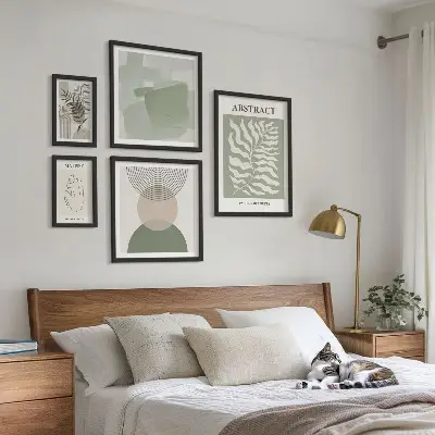 Zestaw obrazów w ramie do galerii ściennej ze stylowymi kompozycjami roślinnymi
