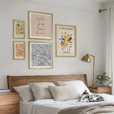 Galeria obrazów na ścianę z kwiatowymi motywami, napisami i Londynem