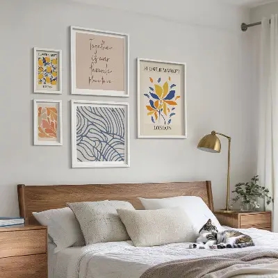 Galeria obrazów na ścianę z kwiatowymi motywami, napisami i Londynem