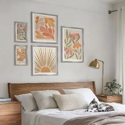Zestaw obrazów w ramie do galerii ściennej w stylu boho z motywem kwiatów i figur geometrycznych