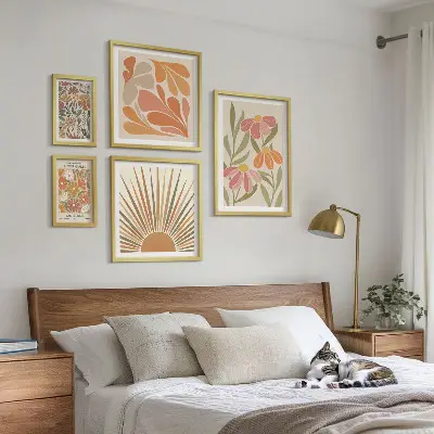 Zestaw obrazów w ramie do galerii ściennej w stylu boho z motywem kwiatów i figur geometrycznych