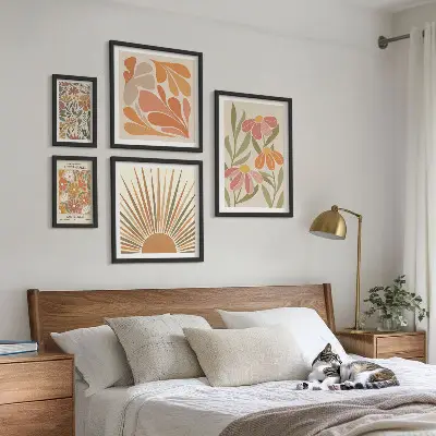 Zestaw obrazów w ramie do galerii ściennej w stylu boho z motywem kwiatów i figur geometrycznych