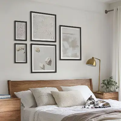 Zestaw obrazów w ramie do galerii ściennej z motywem piasku kamieni i tekstury boho