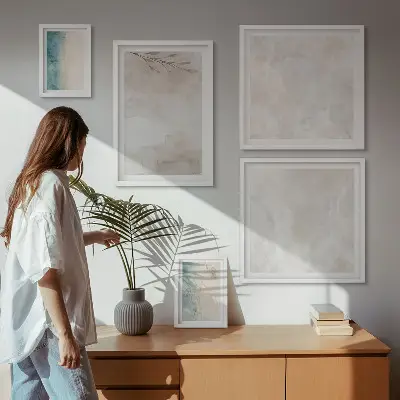 Zestaw obrazów w ramie do galerii ściennej z subtelną akwarelową teksturą