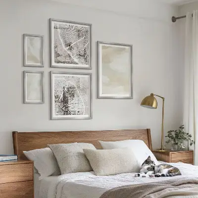 Zestaw obrazów w ramie do galerii ściennej z motywem malarskiej tekstury farby w stylu minimalistycznym