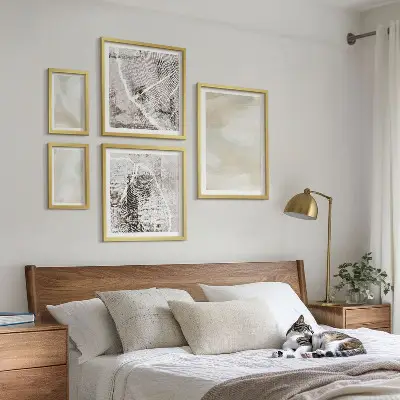 Zestaw obrazów w ramie do galerii ściennej z motywem malarskiej tekstury farby w stylu minimalistycznym