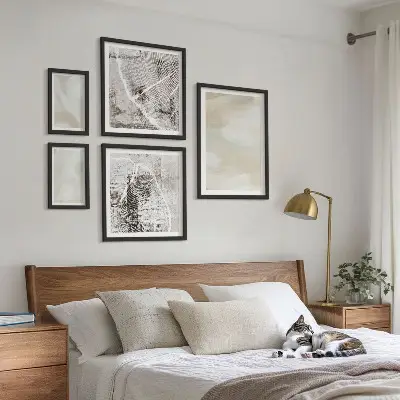 Zestaw obrazów w ramie do galerii ściennej z motywem malarskiej tekstury farby w stylu minimalistycznym