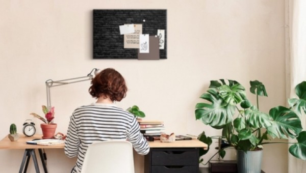 Co na ścianę przy biurku? Poradnik