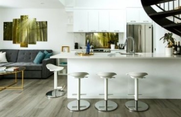 Jak urządzić nowoczesny salon z kuchnią?