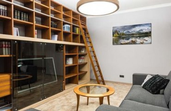 Jak dobrać dekoracje na półki w salonie? Pomysły na udany projekt