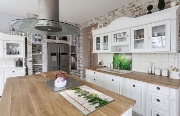 Szklana czy drewniana deska do krojenia? Poznaj sposoby na skuteczne czyszczenie i pozbywanie się nieprzyjemnych zapachów z desek kuchennych